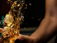 Monitor Alcoholmarketing 2025: beperkte directe targeting, maar jongeren blijven blootgesteld